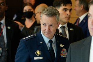 La réunion avec le général Dan Caine vise à trouver les "meilleures options pour un éventuel accord de paix en Ukraine", selon le Pentagone (archives). KEYSTONE/EPA/AARON SCHWARTZ